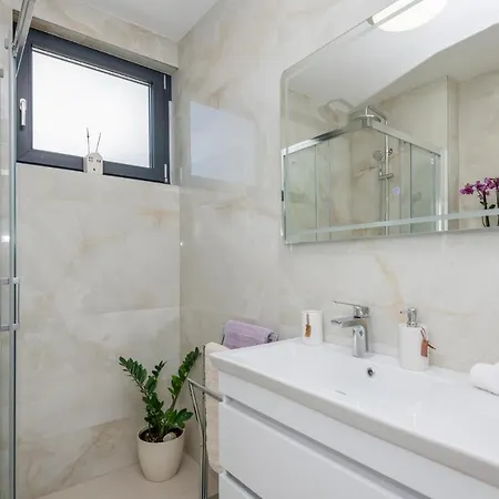 2 Bedroom In Apartament Makarska